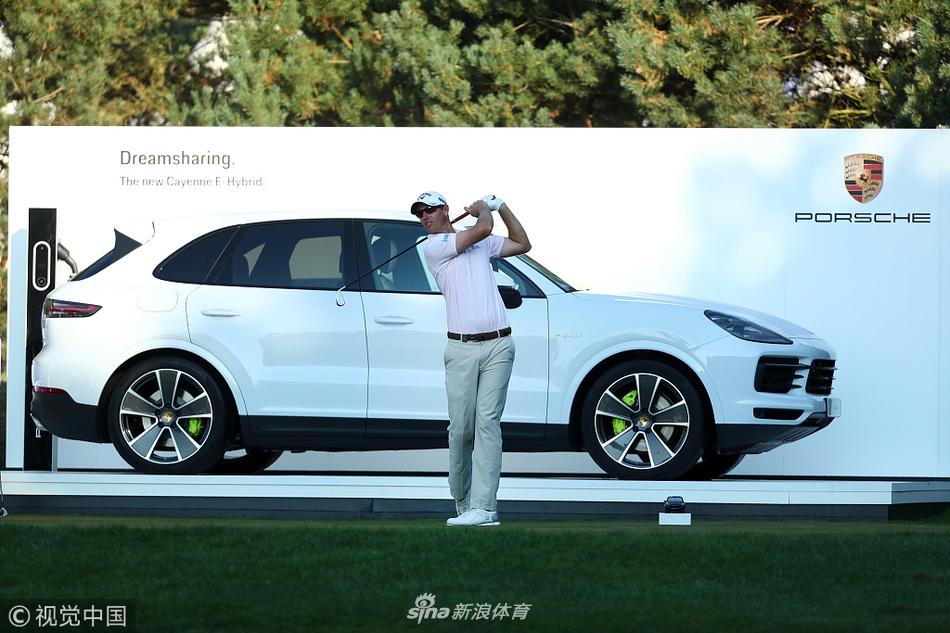 夕阳下，球场水障碍倒映着天空与树林，景色宁静优美，与日间的激烈比赛形成对比