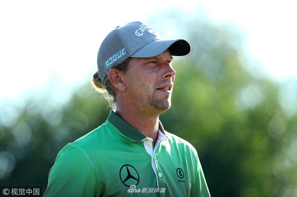 布赖森·德尚博在绿鹰球场球道上专注准备击球，背景是球场标志性的自然景观