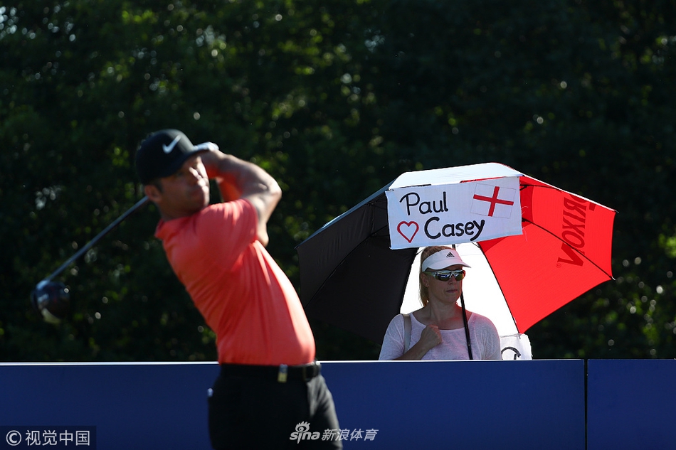 球员在沙坑中救球，沙粒飞溅，瞬间展现高尔夫运动的技巧与力量