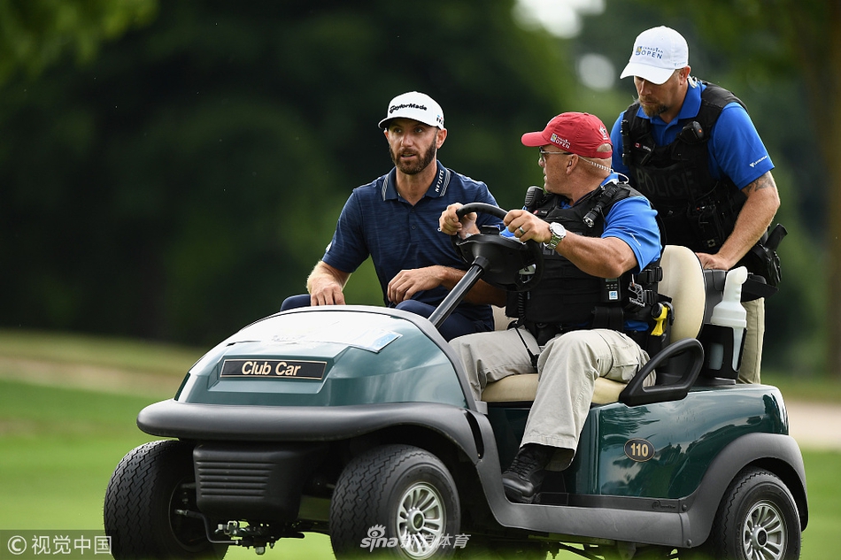 赛事志愿者正在认真整理赛场上的一面旗帜，他们的辛勤工作是比赛顺利进行的保障