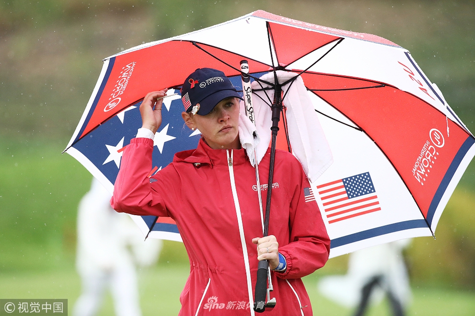 阿瑞雅与莫瑞亚姐妹在果岭上相视而笑，温暖的亲情在竞争的赛场上流淌出令人动容的瞬间。