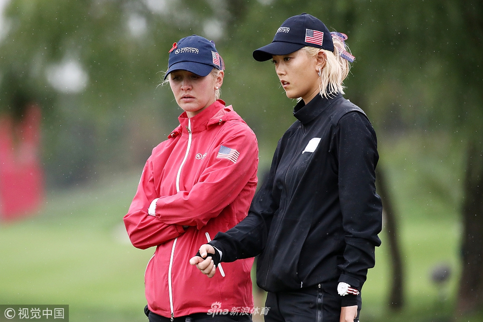 杰西卡-科达奋力挥出一杆，身体的力量完全释放，白色小球在空中划出一道优美的弧线飞向远方。