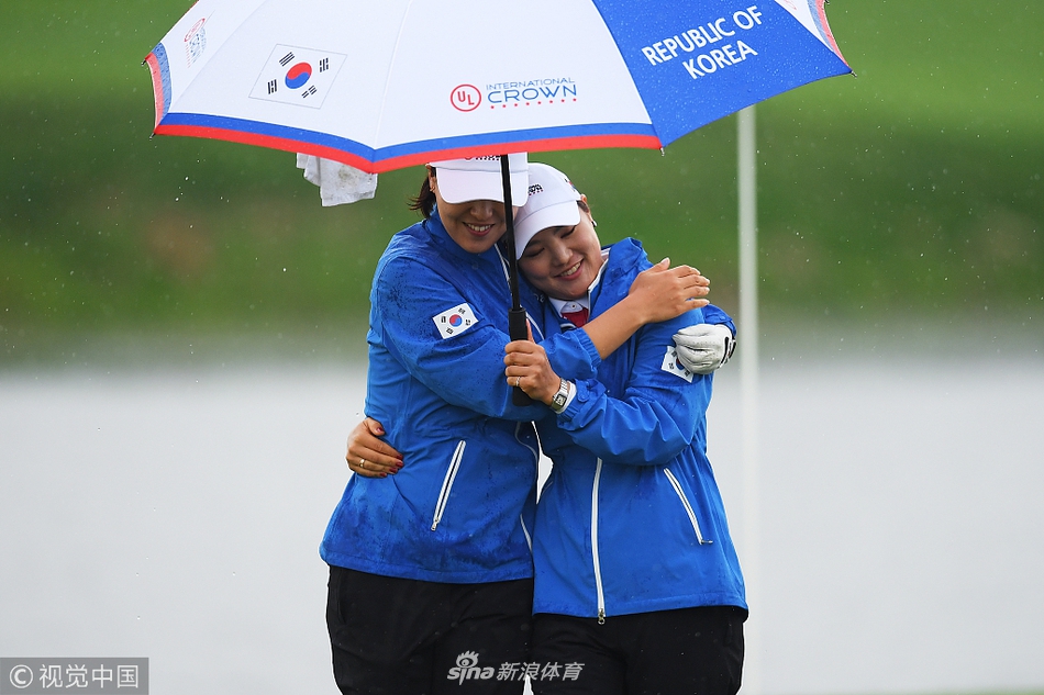 柳箫然在沙坑中救球，沙粒飞扬间展现了她精湛的短杆技术和临危不乱的心理素质。