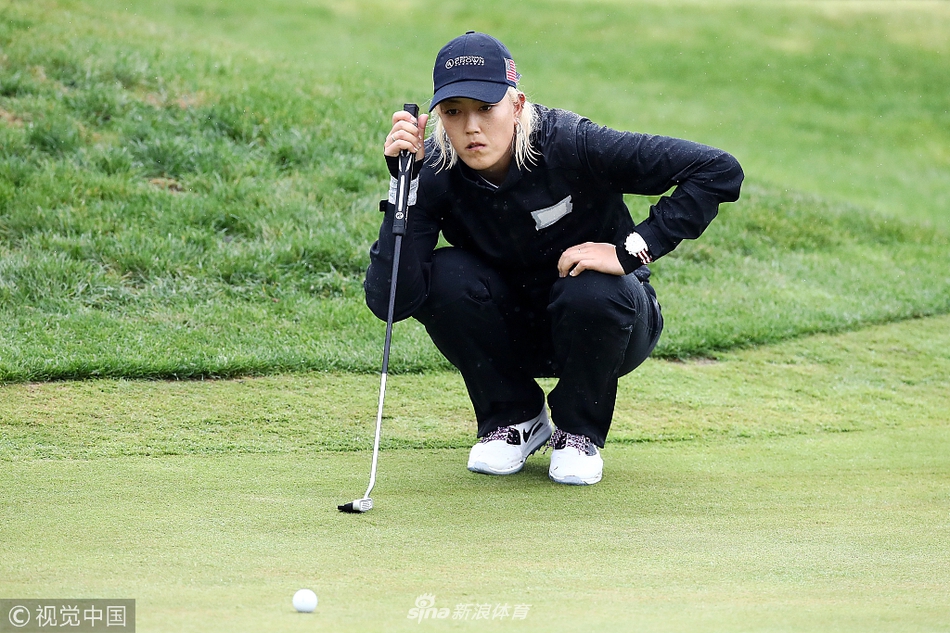 可爱的赛事吉祥物皇冠狮正与观众热情互动，毛茸茸的身躯和高举的爪子瞬间点燃了现场欢乐的气氛。