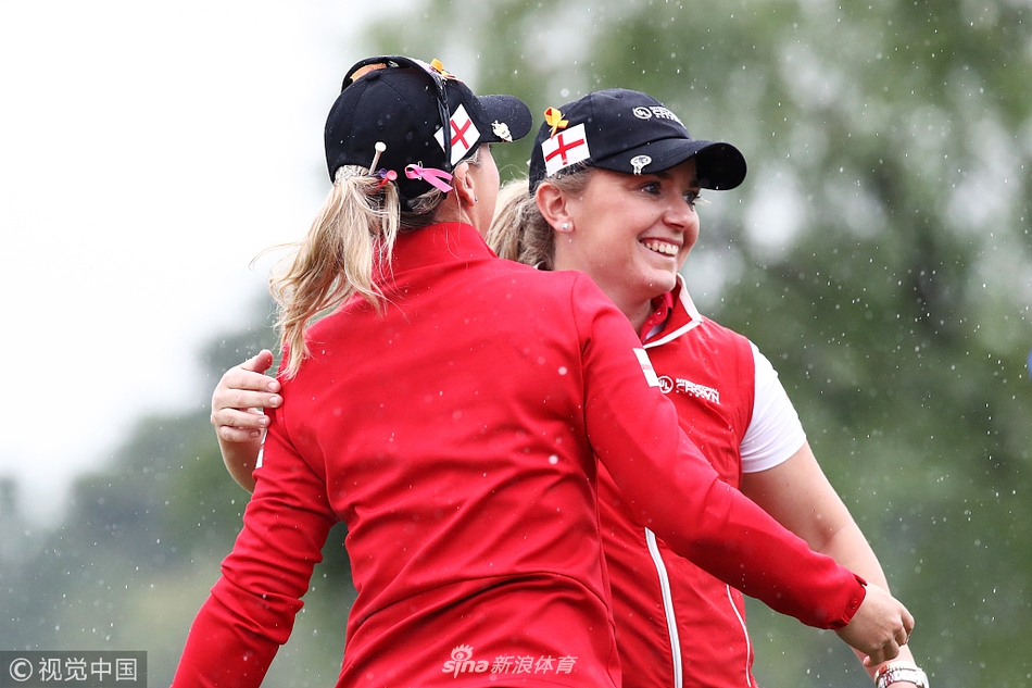 澳大利亚队球员在开球后露出自信的笑容，蓝天白云下的身姿充满了活力与动感。