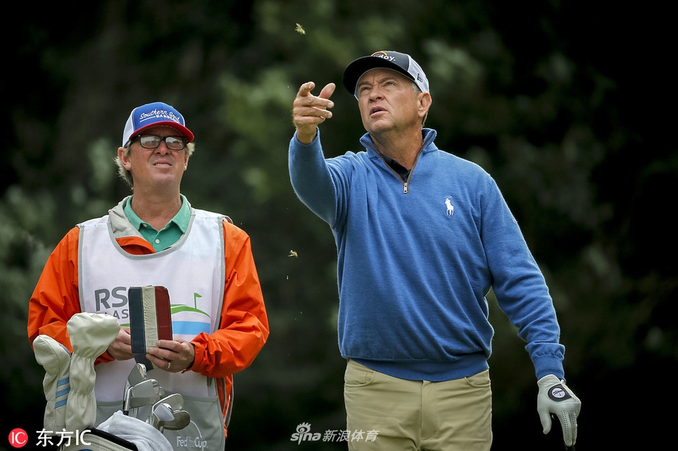 拉夫三世在RSM精英赛首轮中全神贯注，准备推击关键一杆，展现老将风范