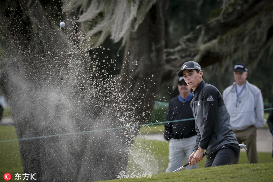 “口罩侠”金珉辉在果岭边细致观察线路，准备切杆，其专注神态令人印象深刻