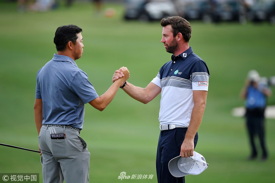 利普斯基在沙坑中凝神观察，阳光勾勒出他专注的侧影，一场精彩的救球即将上演