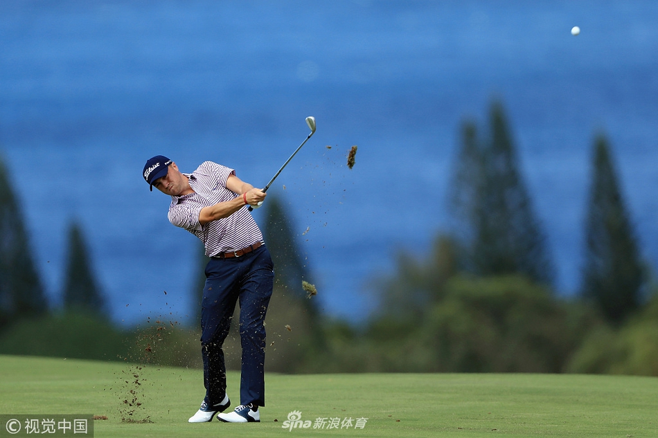 小麦麦克罗伊在发球台上全力开球，身体扭转充满张力，小球飞向天际