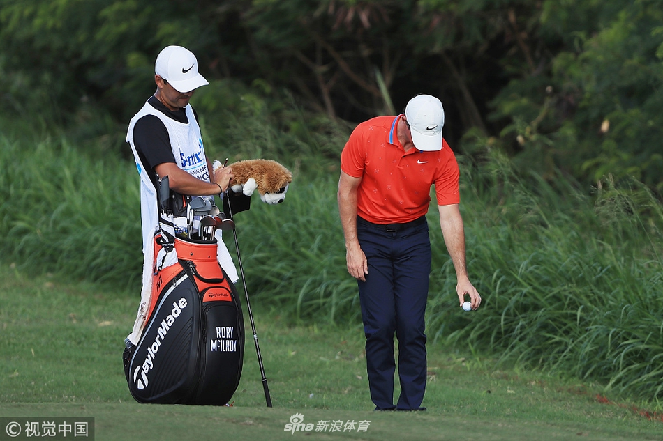 简森-戴伊在练习场专注调整动作，眼神坚定望向远方的落球点