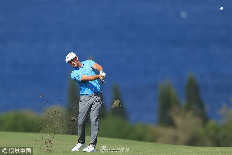 巴巴-沃森身着标志性粉色球衣，在碧海蓝天下完成一次潇洒挥杆