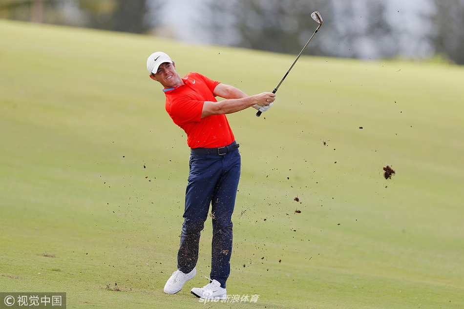 比赛间隙，球员与球童悠然走在洒满阳光的球道上，享受片刻宁静