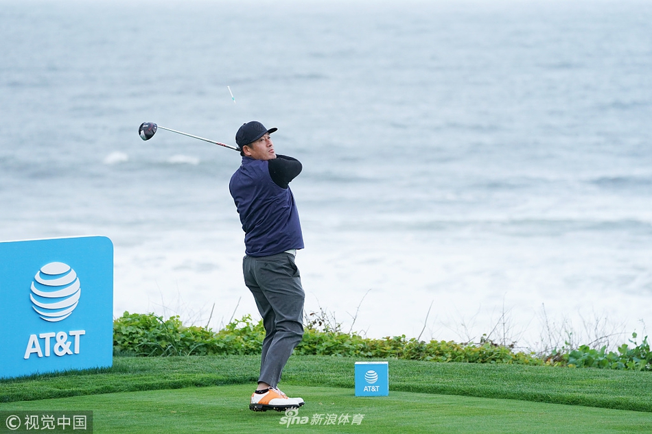 崔虎星结束练习轮，背着球包走在回会所的路上，夕阳将他的身影拉长，显得惬意而满足。