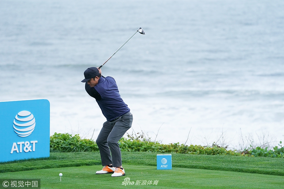 崔虎星完成收杆，身体完全面向目标方向，姿势平衡而稳定，脸上带着满意的微笑。