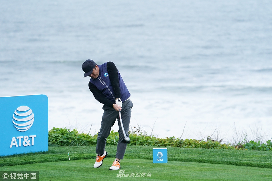 崔虎星在练习场调整动作，侧影在夕阳下形成剪影，球杆与身体构成一幅充满动感的画面。