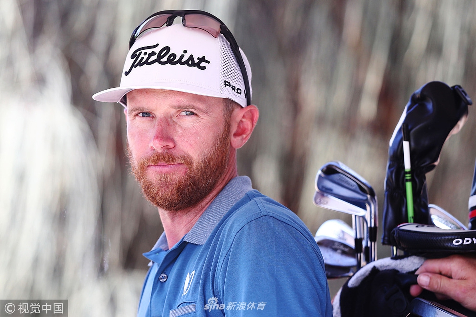 石川辽在比赛中凝神思考，寻找破解球道策略的方法，经典的挥杆姿势依然优雅。