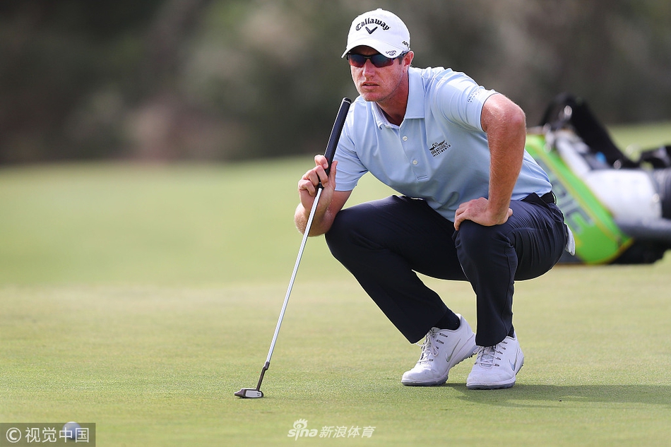 领先者尼克·弗拉纳根在球道上稳健地挥动铁杆，动作流畅，目光坚定地望向小球飞行的方向。