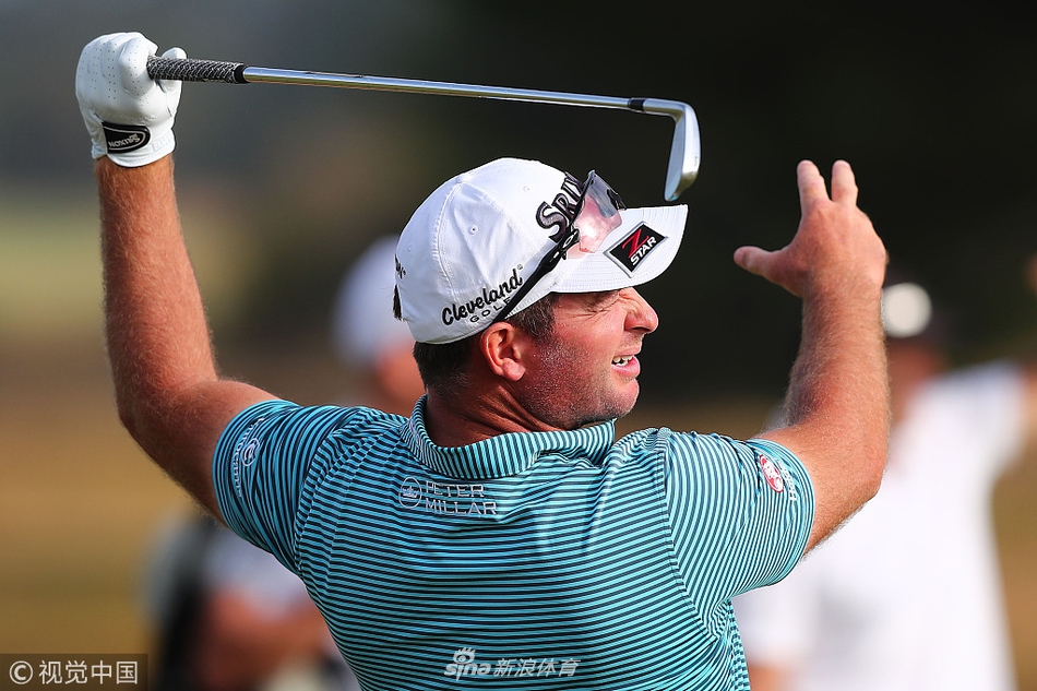 “牛肉”安德鲁·约翰斯顿在果岭边专注地观察推杆线路，神情严肃，展现出职业球手对每一杆的慎重。