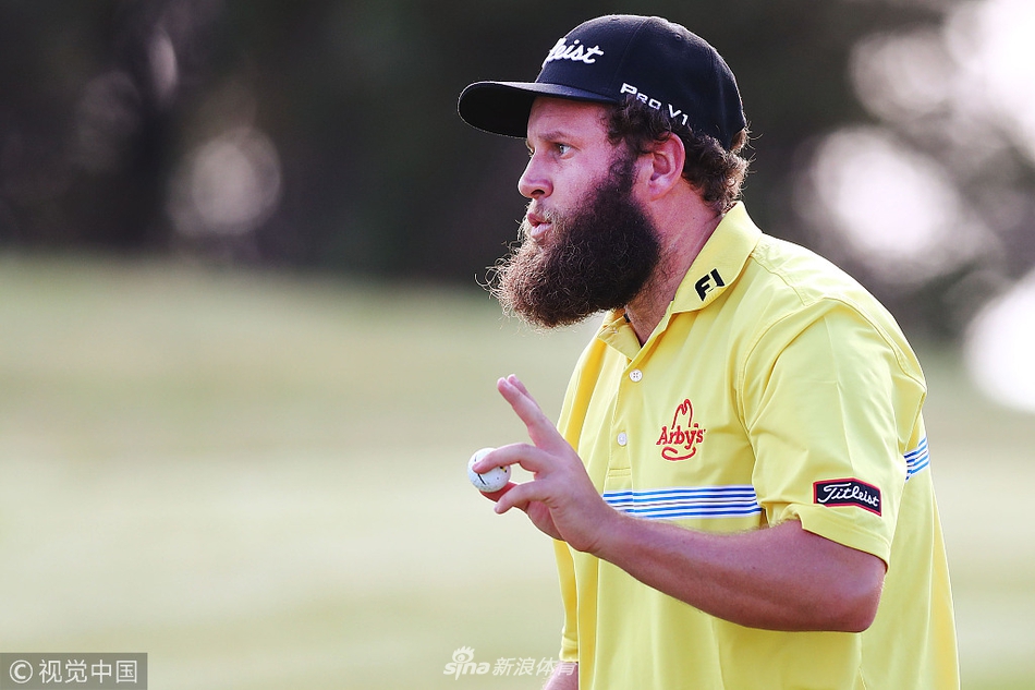 詹姆斯·尼蒂斯在成功推进又一只小鸟球后，振臂庆祝，脸上洋溢着创造历史的兴奋与自豪。