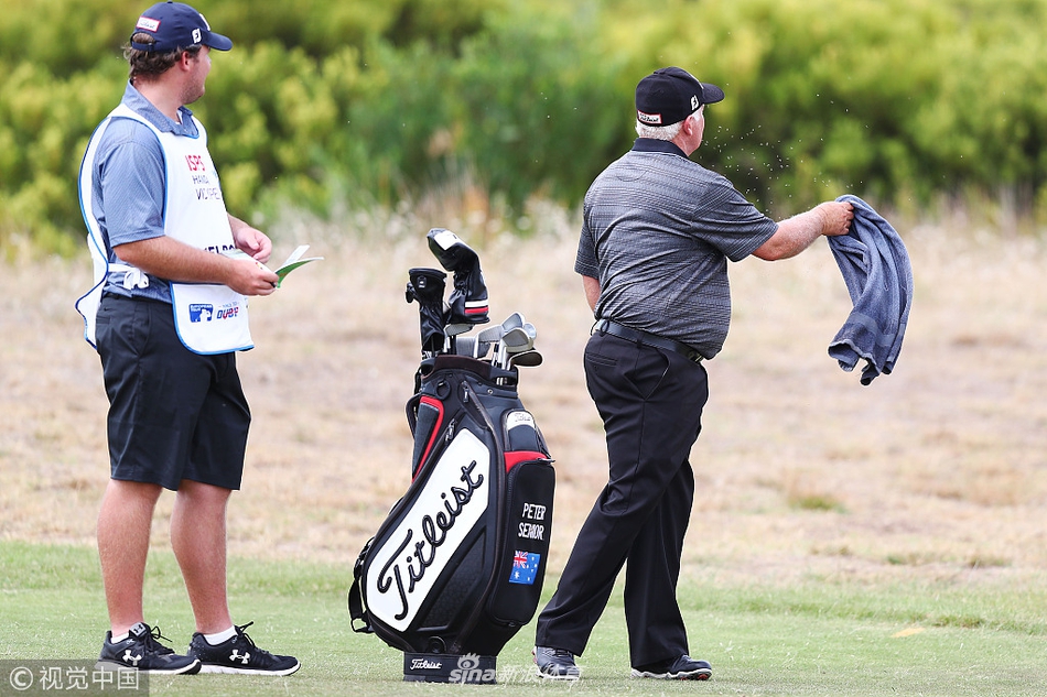 杰夫·奥格维在沙坑中救球，沙砾飞扬的瞬间展现了他扎实的基本功和丰富的赛场经验。