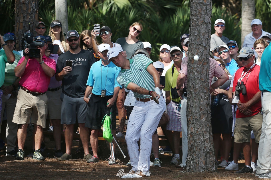 夕阳下的PGA全国度假村冠军球场全景，水障碍波光粼粼，风景如画却暗藏杀机