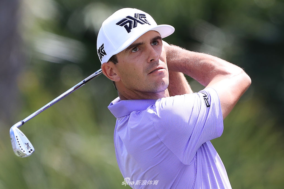 任成宰完成一记漂亮的推杆后，小球应声入洞，他握拳轻声庆祝