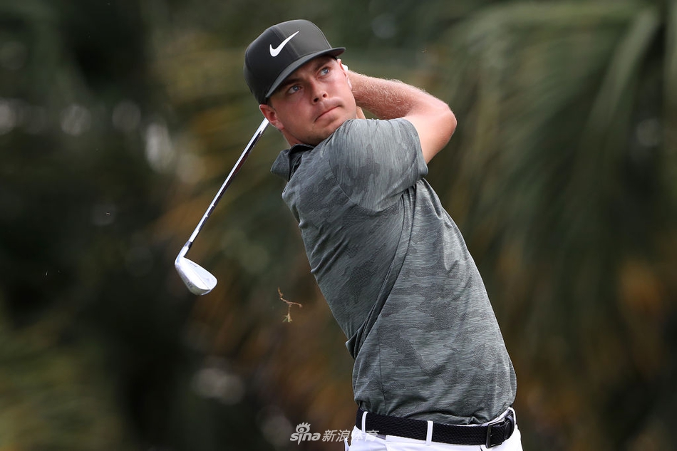 布鲁克斯·科普卡在果岭上仔细观察推杆线路，冠军的气场沉稳而专注