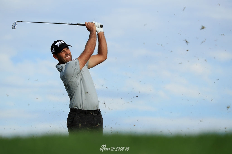 基斯·米切尔大力开球，身体充分扭转，球杆挥出一道充满力量的弧线