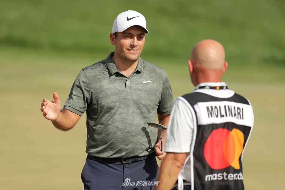 菲茨帕特里克在浓密的长草区中审慎观察,寻找最佳的救球方案,表情严肃而认真