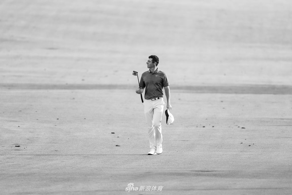 白色小球在第十八洞果岭的翠绿草皮上划出优美弧线,径直滚向洞杯,胜负在此一举