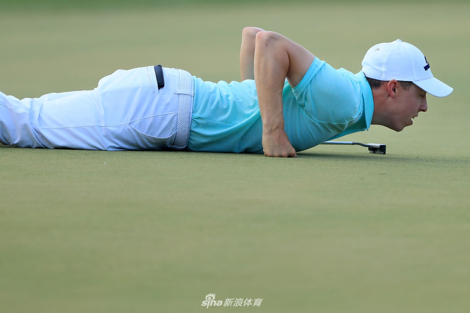 莫里纳利推进制胜小鸟推后,紧握拳头激情庆祝,身后是沸腾的观众与经典的湾丘会所