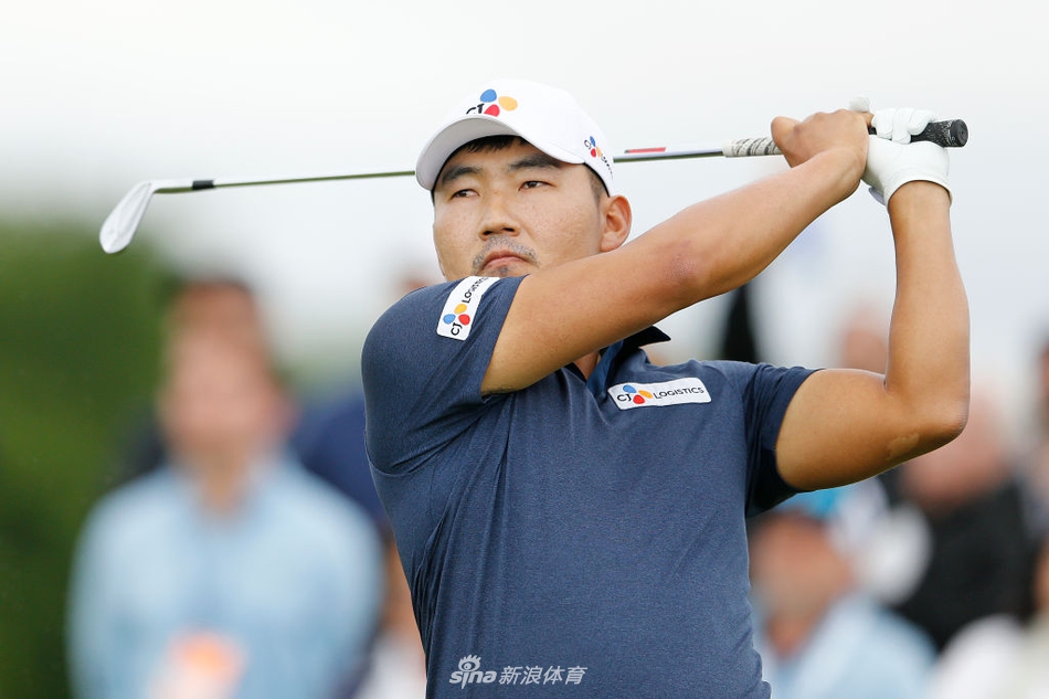 球迷们身着雨衣聚集在围绳外,他们的热情并未被大雨浇灭,依然目不转睛地关注着场上的一举一动。