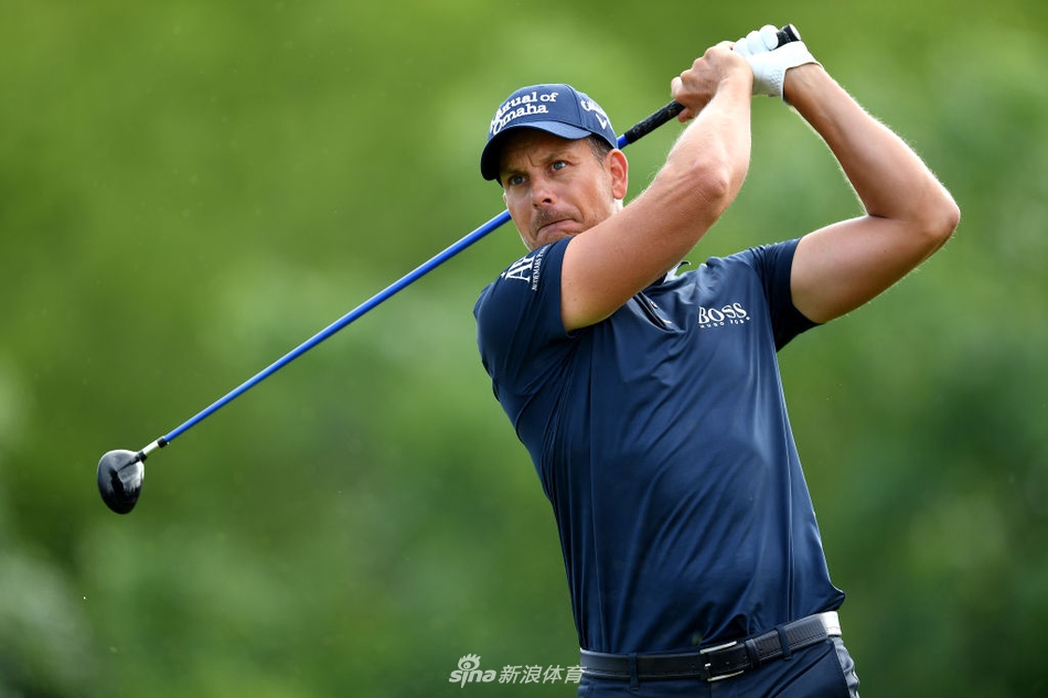 工作人员正在紧急清理积水的果岭,扫帚划过水面,为接下来的鏖战争取时间。