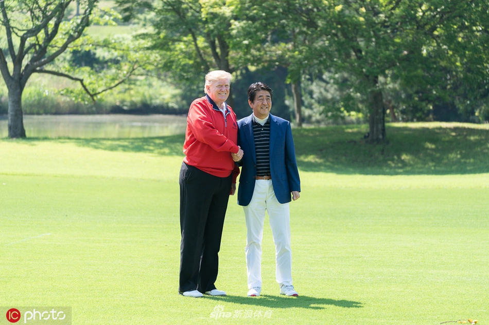 特朗普和安倍晋三同组打高尔夫