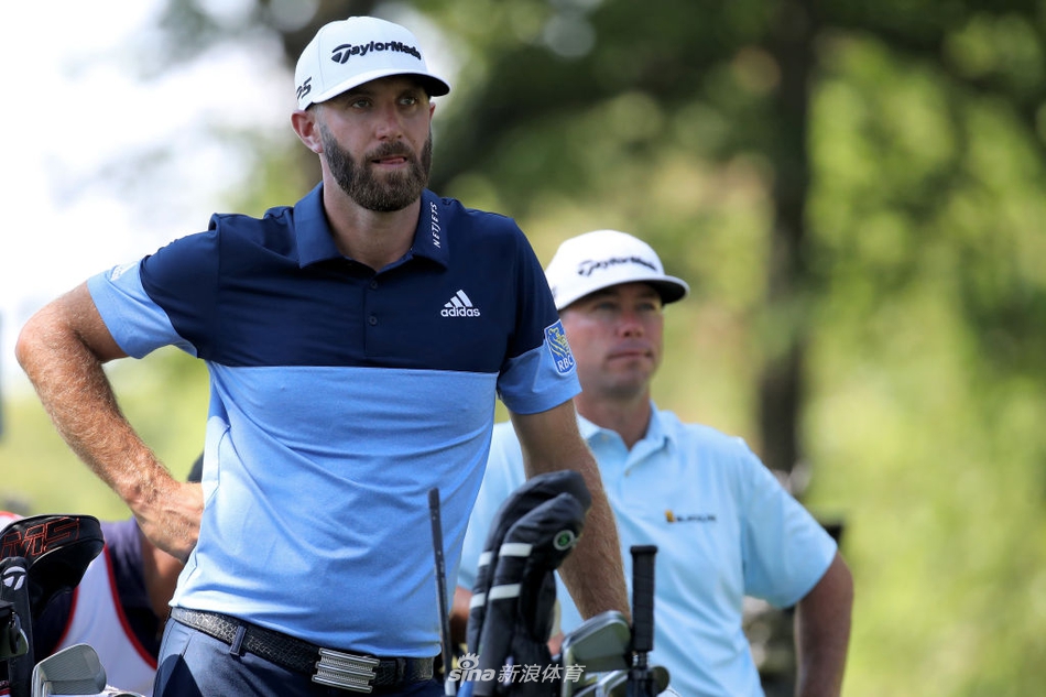 夺冠时刻,内特·拉什利激动地举起奖杯,眼中泪光闪烁,这一刻蕴含了太多艰辛与情感。