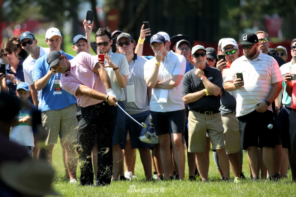 底特律高尔夫俱乐部绿树成荫的球道全景,这座百年历史的球场正见证着一个奇迹的诞生。