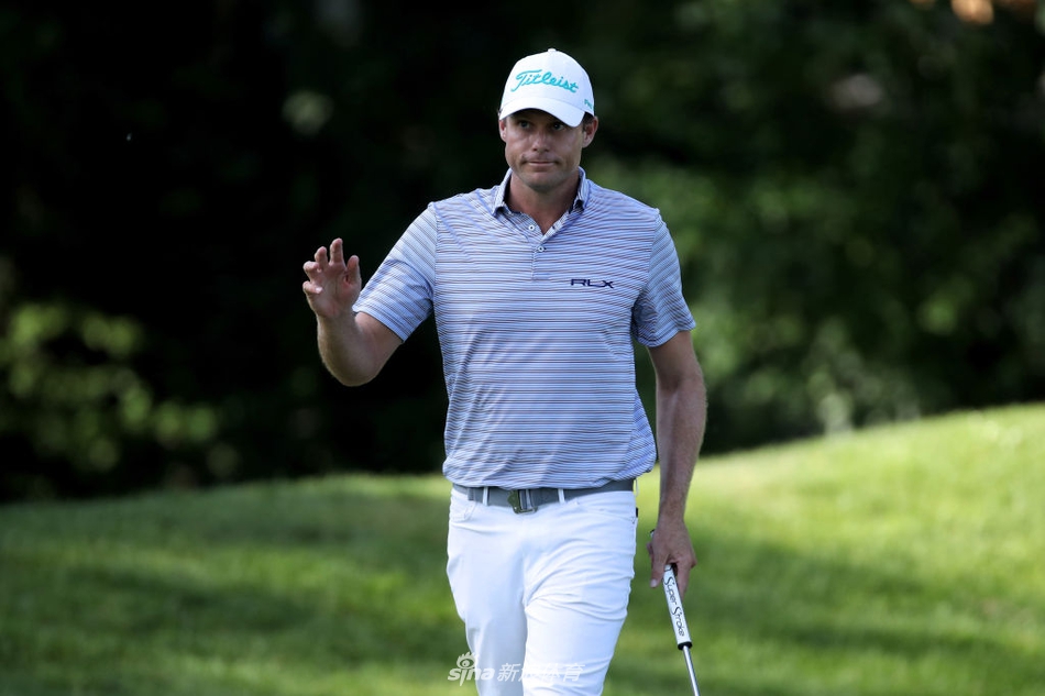 内特·拉什利在首届火箭信贷精英赛首轮比赛中凝神推杆,专注的眼神中透露出对胜利的渴望。