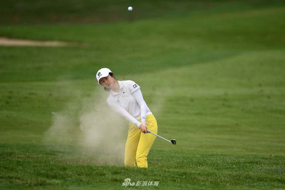 冯珊珊在球道上冷静挥杆，身姿优雅而充满力量，尽显大将风范