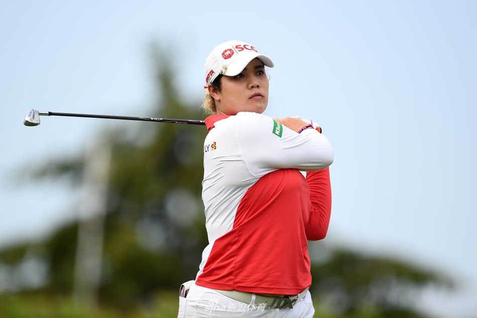 比赛中，冯珊珊向热情的支持者们挥手致意，与观众形成温暖互动