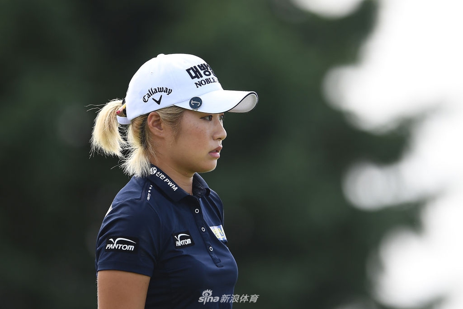 刘钰与担任其球童的父亲在比赛中认真讨论战术，父女同心其利断金