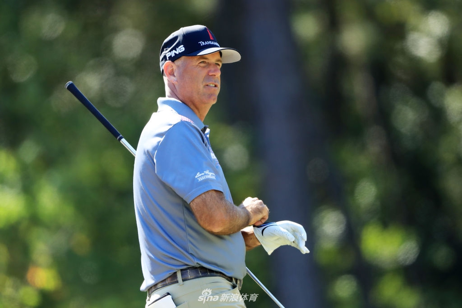 观众聚集在风景如画的临水球洞旁，聚精会神地观看选手的精彩表现。