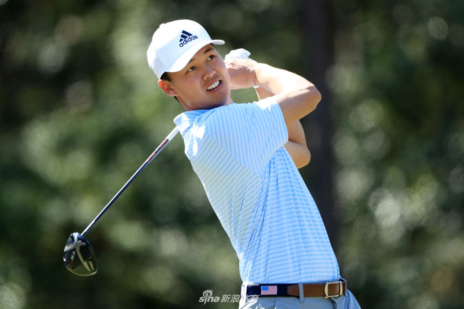 一轮红日映照下，球员在发球台开球，身影被拉长，构成一幅充满竞技美学的黄昏剪影。