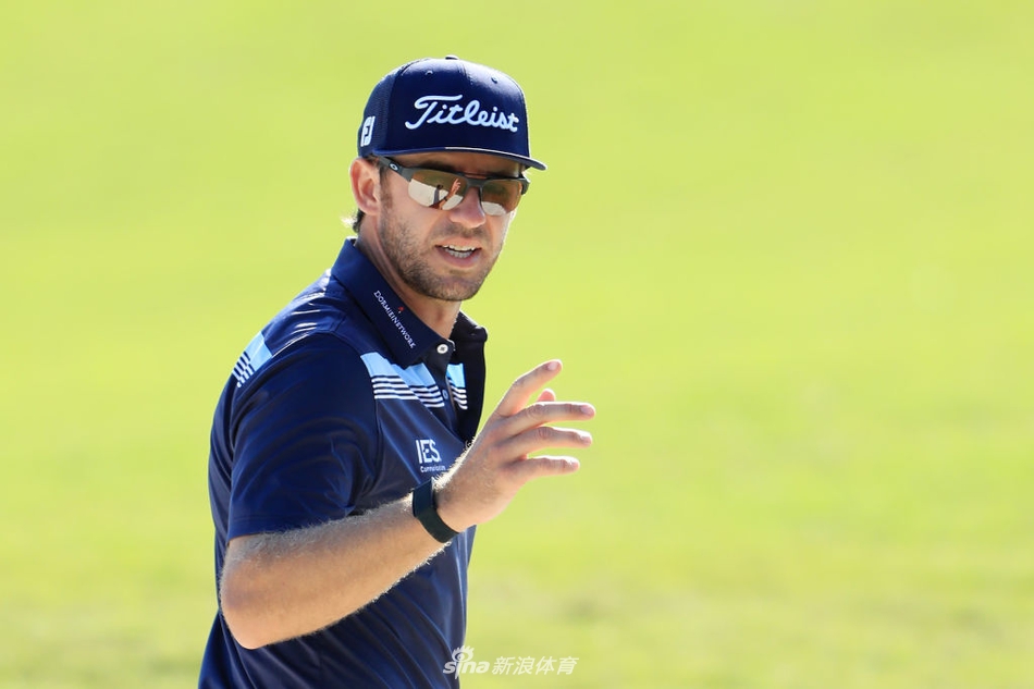 选手在沙坑中处理棘脚的困难球位，沙砾飞扬瞬间展现出高尔夫运动的技巧与难度。