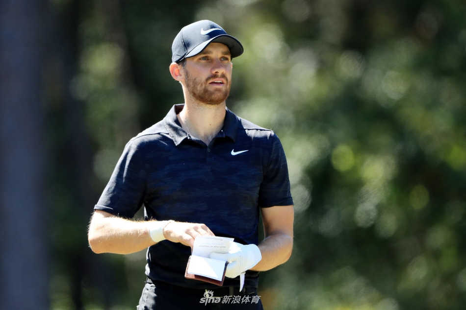 宽阔的休斯顿高尔夫俱乐部竞赛球场全景，水障碍与绿树相映成趣，挑战与美景并存。