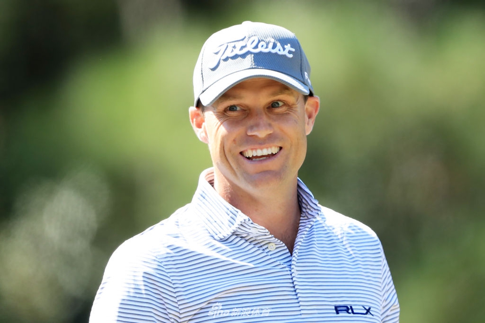 比赛结束后，记分板前聚集了关注赛事排名的人群，上面清晰记录着每一杆的激烈争夺。