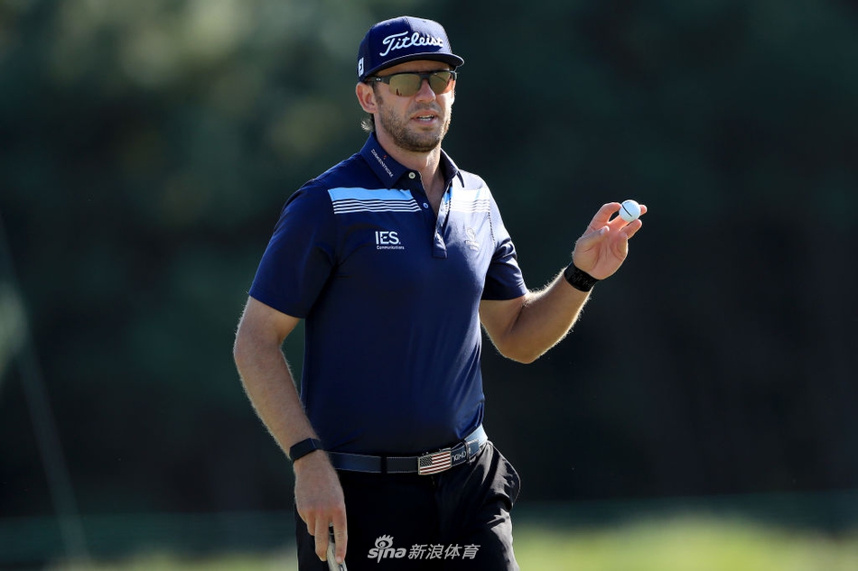 中国选手张新军在比赛中进行关键的铁杆击球，动作流畅而充满力量。