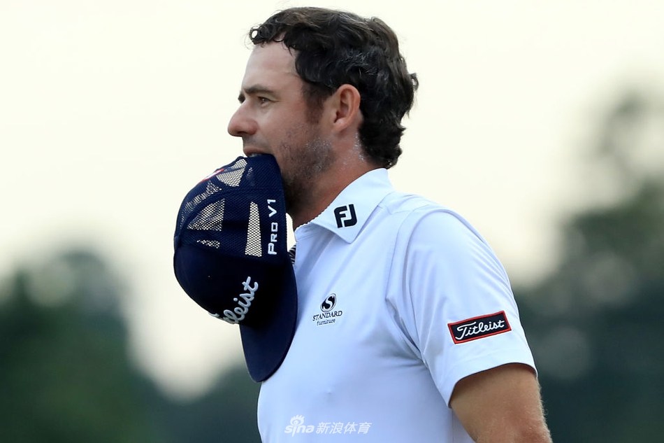 决赛轮关键推杆瞬间，球在果岭翠草上划出清晰轨迹直奔洞杯