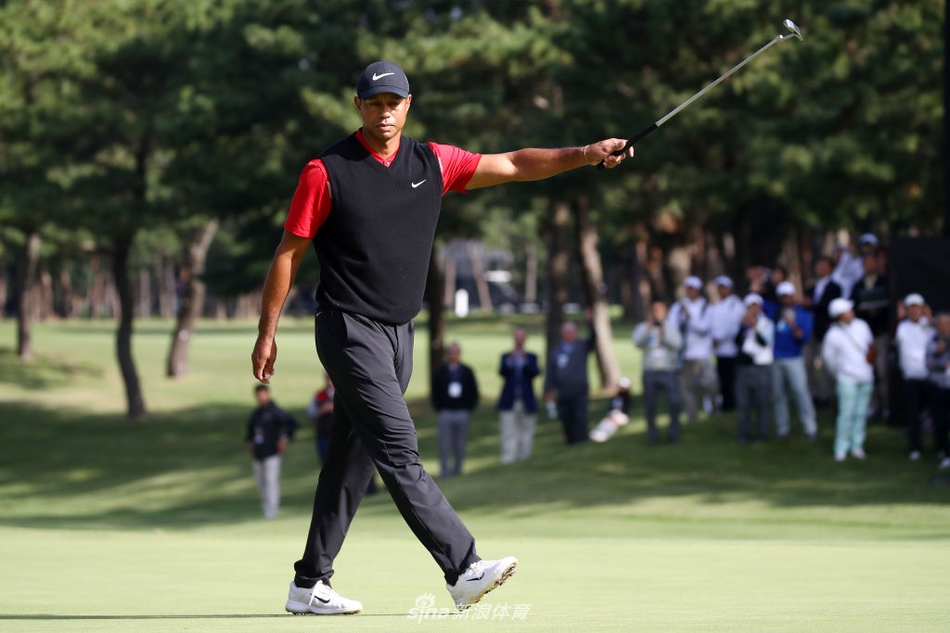 雨中作战的伍兹身穿红色标志性战袍，在泥泞的球场边缘冷静观察球路，彰显王者风范。