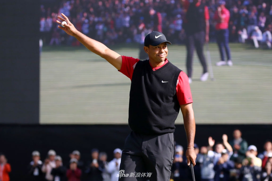 伍兹在习志野乡村俱乐部第18洞果岭推入致胜一推后，振臂庆祝，身后是见证历史的日本观众。