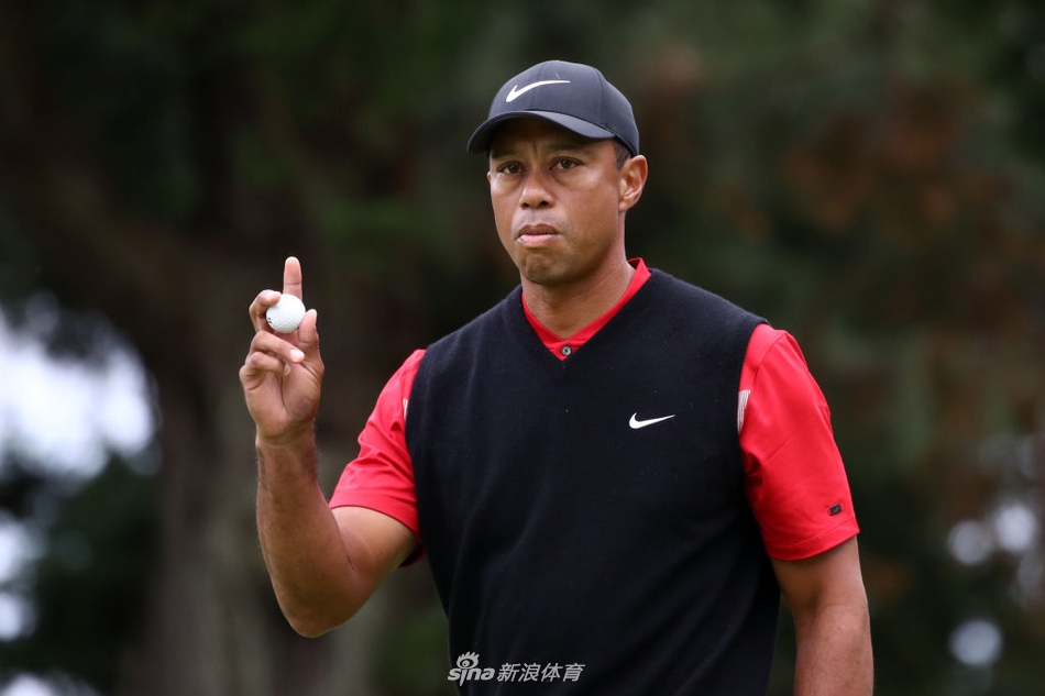 夺冠后，伍兹与亚军松山英树在颁奖仪式上友好握手，体现竞技体育的相互尊重与传承。